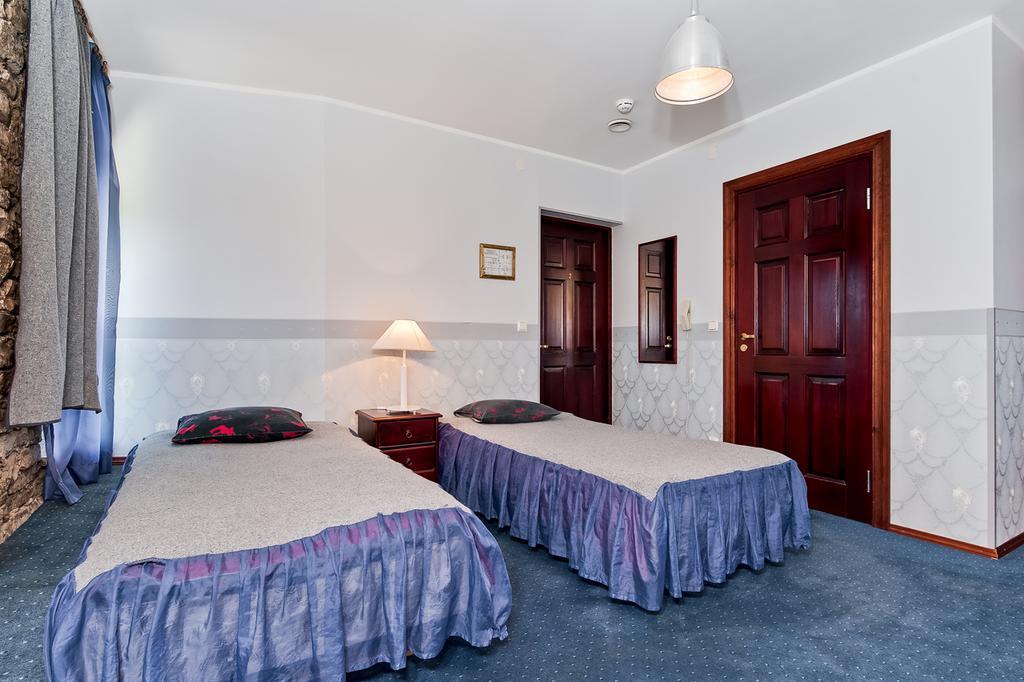 Veskisilla Hotel Türi Esterno foto