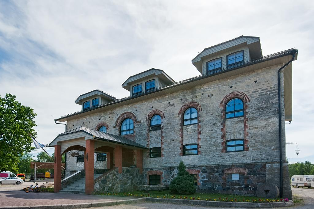 Veskisilla Hotel Türi Esterno foto
